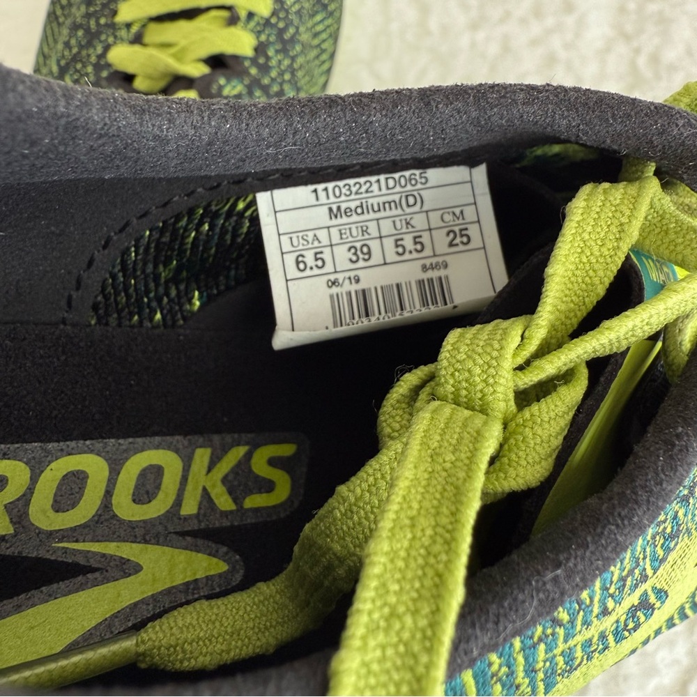 Brooks Men's Spikeless Green and Black Running Shoes, Size 6.5 Medium/D - Picture 3 of 11